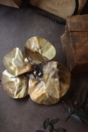 Colgante  con forma de flor en latón. Hecho artesanalmente en España  por Sandra Bellew.