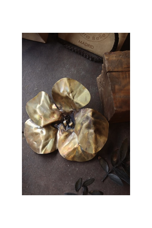 Colgante  con forma de flor en latón. Hecho artesanalmente en España  por Sandra Bellew.