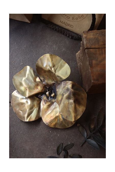 Colgante  XL con forma de flor en latón. Hecho artesanalmente en España por Sandra Bellew.
