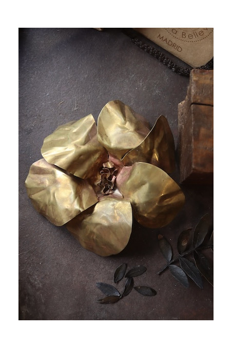 Colgante  XL con forma de flor en latón. Hecho artesanalmente en España por Sandra Bellew.