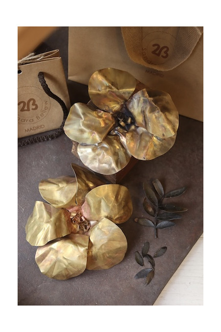 Colgante  con forma de flor en latón. Hecho artesanalmente en España  por Sandra Bellew.