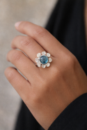 Anillo de diamantes con aguamarina en plata. Diseñado por Sandra Bellew.