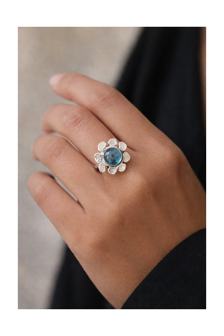 Anillo de diamantes con aguamarina en plata. Diseñado por Sandra Bellew.