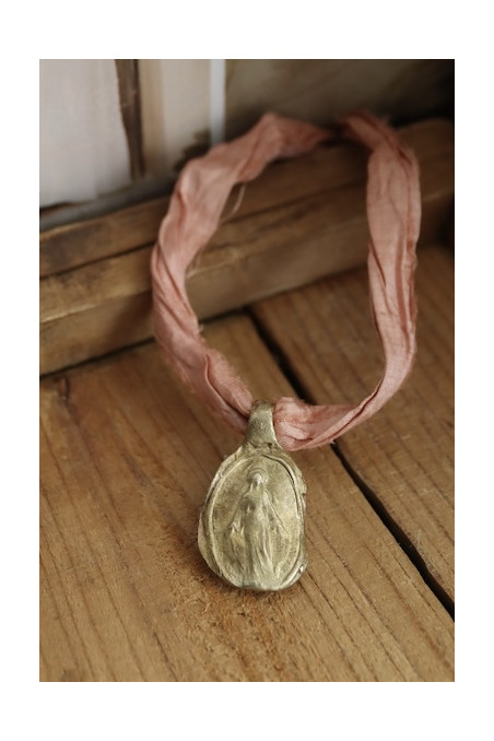 Medalla rústica de la Virgen Milagrosa S en latón. Hecha artesanalmente en España por Sandra Bellew.