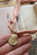 Medalla rústica de la Virgen Milagrosa S en latón. Hecha artesanalmente en España por Sandra Bellew.