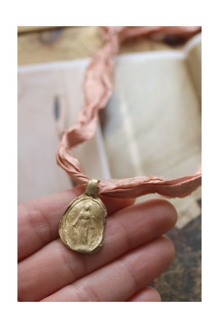 Medalla rústica de la Virgen Milagrosa S en latón. Hecha artesanalmente en España por Sandra Bellew.