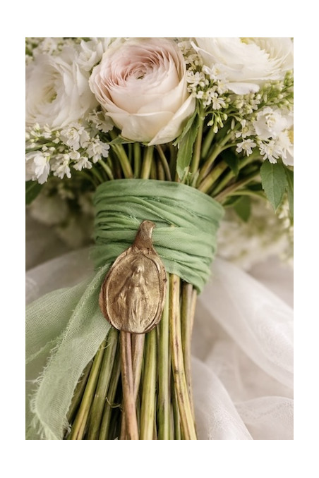 Medalla rústica de la Virgen Milagrosa S para ramo de novia en latón. Hecha artesanalmente por Sandra Bellew.