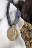 Medalla rústica de la Virgen del Rosario en latón. Hecha artesanalmente en España por Sandra Bellew.