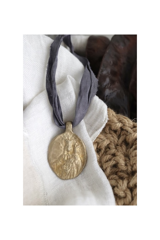Medalla rústica de la Virgen del Rosario en latón. Hecha artesanalmente en España por Sandra Bellew.