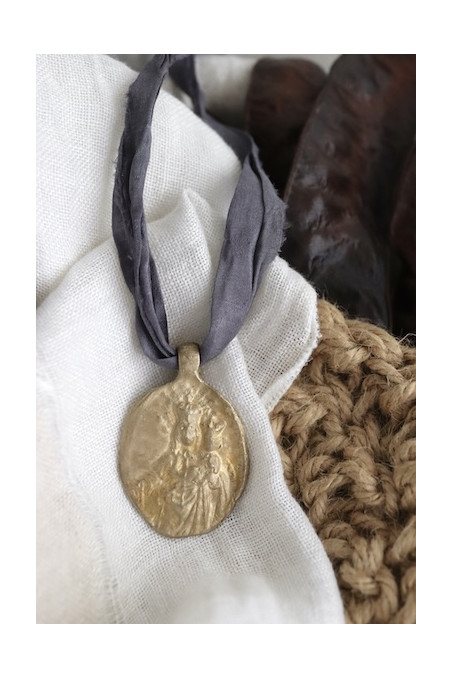 Medalla rústica de la Virgen del Rosario en latón. Hecha artesanalmente en España por Sandra Bellew.