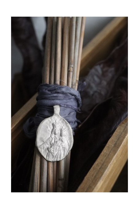 Medalla rústica de la Virgen del Rosario para ramo de novia en plata. Hecha artesanalmente en España por Sandra Bellew.