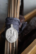 Medalla rústica de la Virgen del Rosario para ramo de novia en plata. Hecha artesanalmente en España por Sandra Bellew.