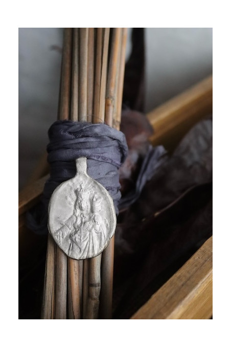 Medalla rústica de la Virgen del Rosario para ramo de novia en plata. Hecha artesanalmente en España por Sandra Bellew.