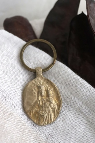 Llavero rústico de la Virgen del Rosario en latón. Hecho artesanalmente en España por Sandra Bellew