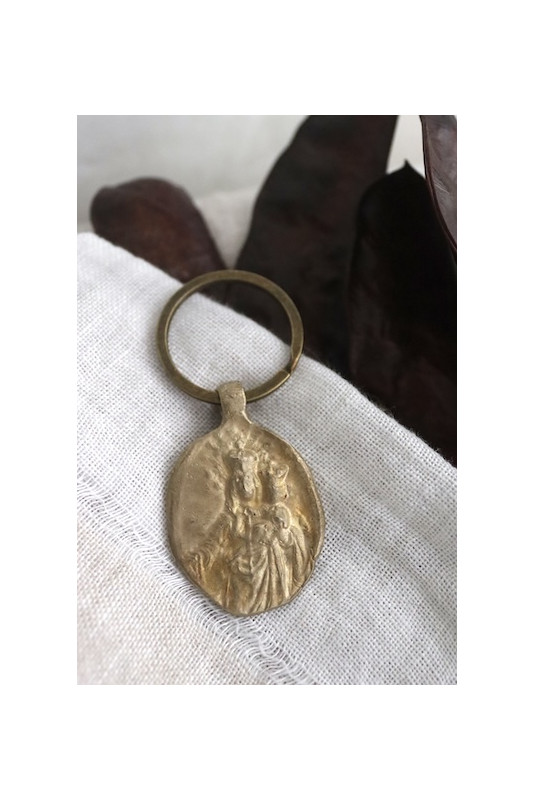 Llavero rústico de la Virgen del Rosario en latón. Hecho artesanalmente en España por Sandra Bellew