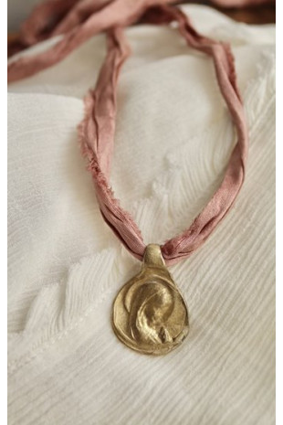 Medalla rústica de la Virgen Niña en latón. Hecha artesanalmente en España por Sandra Bellew.