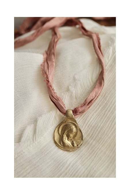 Medalla rústica de la Virgen Niña en latón. Hecha artesanalmente en España por Sandra Bellew.