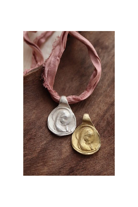 Medalla rústica de la Virgen Niña en latón y en plata. Hecha artesanalmente en España por Sandra Bellew.