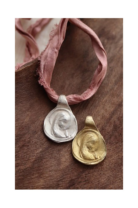 Medalla rústica de la Virgen Niña en latón y en plata. Hecha artesanalmente en España por Sandra Bellew.