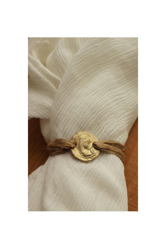 Pulsera rústica de la Virgen Niña en latón. Hecha artesanalmente en España por Sandra Bellew.