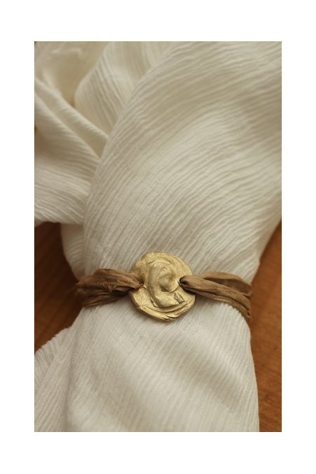 Pulsera rústica de la Virgen Niña en latón. Hecha artesanalmente en España por Sandra Bellew.