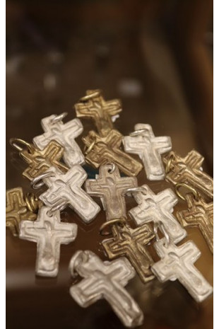 Cruz rústica en latón. Hecha artesanalmente en España por Sandra Bellew.