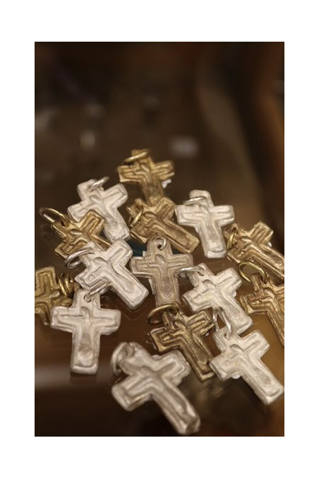 Cruz rústica en latón. Hecha artesanalmente en España por Sandra Bellew.
