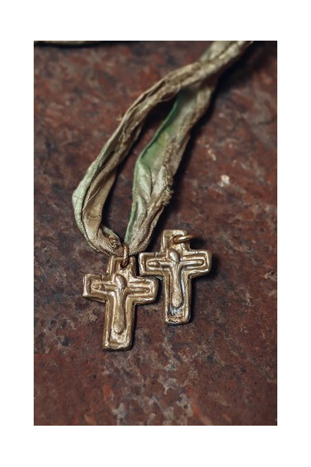 Cruz rústica en latón. Hecha artesanalmente en España por Sandra Bellew.