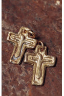 Cruz rústica en latón. Hecha artesanalmente en España por Sandra Bellew.