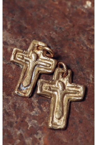 Cruz rústica en latón. Hecha artesanalmente en España por Sandra Bellew.