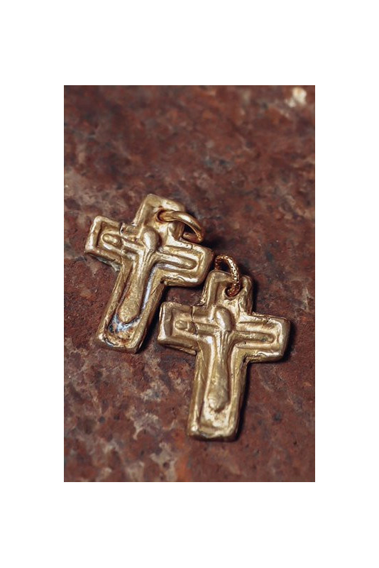 Cruz rústica en latón. Hecha artesanalmente en España por Sandra Bellew.