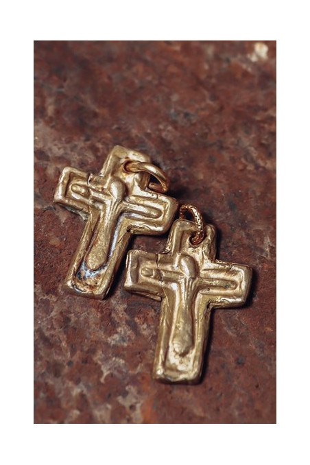 Cruz rústica en latón. Hecha artesanalmente en España por Sandra Bellew.