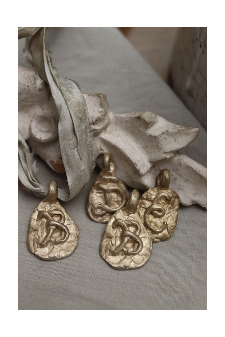 Colgante rústico con inicial en latón. Hecho artesanalmente en España por Sandra Bellew.