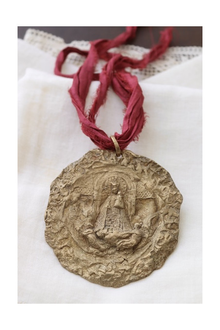 Medallón rústico de la Virgen de los Desamparados en latón. Hecha artesanalmente en España por Sandra Bellew.