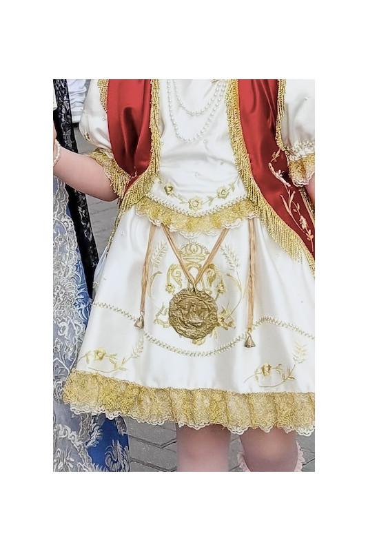 Medallón rústico de la Virgen de los Desamparados en latón. Hecha artesanalmente en España por Sandra Bellew.