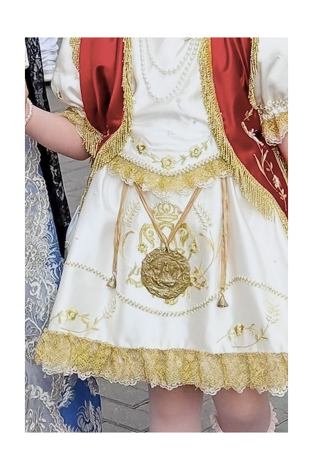 Medallón rústico de la Virgen de los Desamparados en latón. Hecha artesanalmente en España por Sandra Bellew.