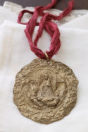 Medallón rústico de la Virgen de los Desamparados en latón. Hecha artesanalmente en España por Sandra Bellew.