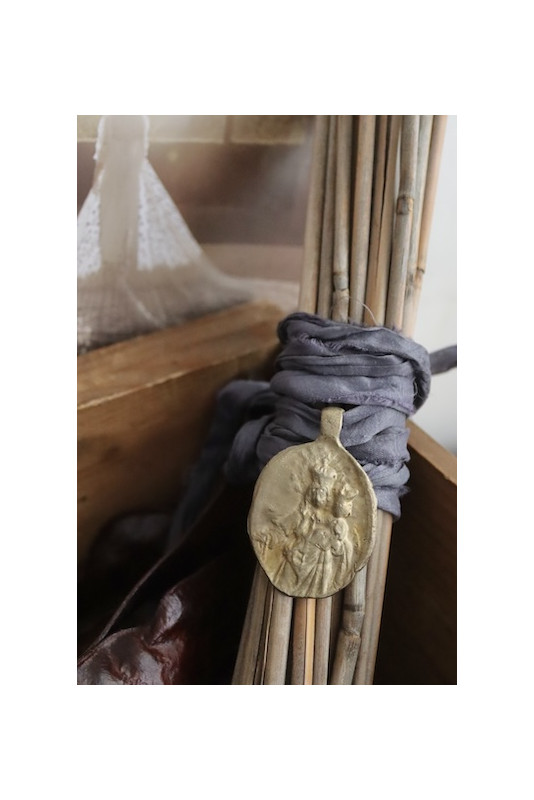 Medalla rústica de la Virgen del Rosario para ramo de novia en latón. Hecha artesanalmente en España por Sandra Bellew.