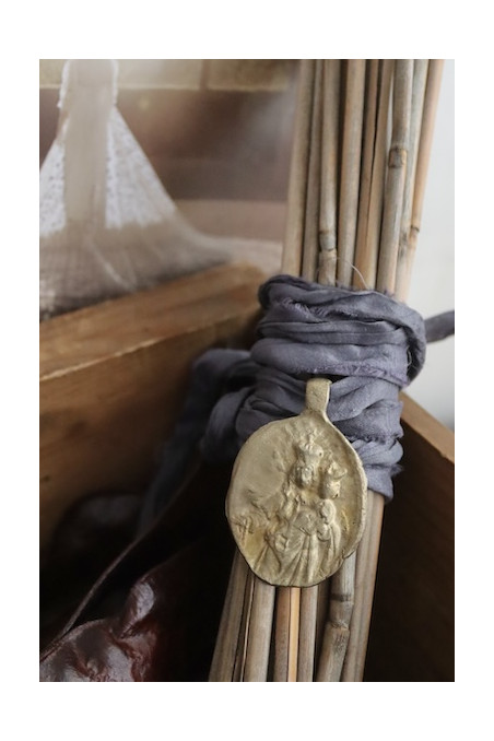 Medalla rústica de la Virgen del Rosario para ramo de novia en latón. Hecha artesanalmente en España por Sandra Bellew.