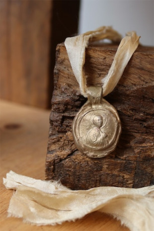 Medalla rústica de Santa Gema en latón. Hecha artesanalmente en España por Sandra Bellew.