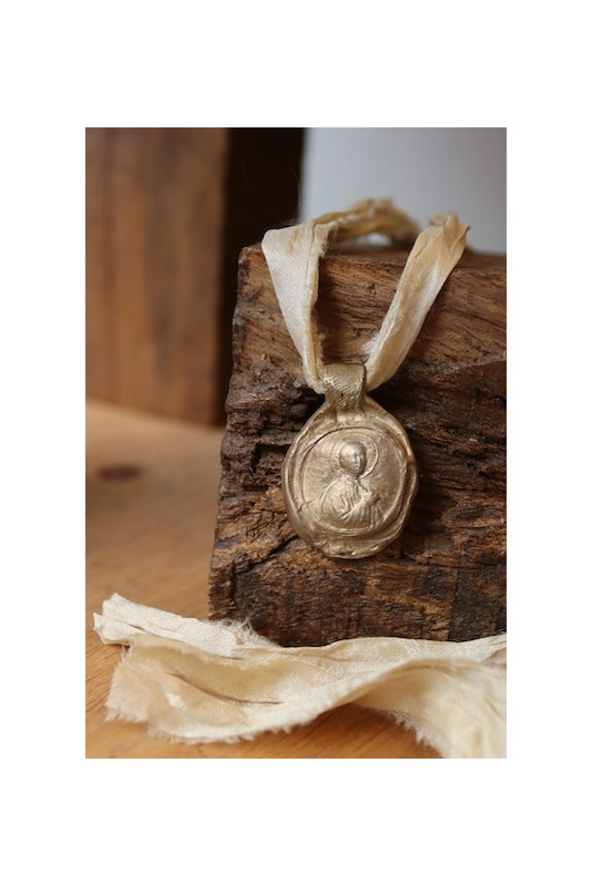 Medalla rústica de Santa Gema en latón. Hecha artesanalmente en España por Sandra Bellew.