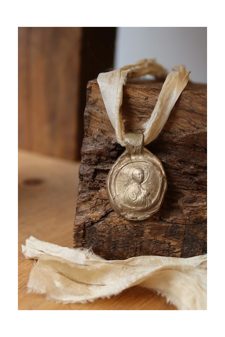 Medalla rústica de Santa Gema en latón. Hecha artesanalmente en España por Sandra Bellew.