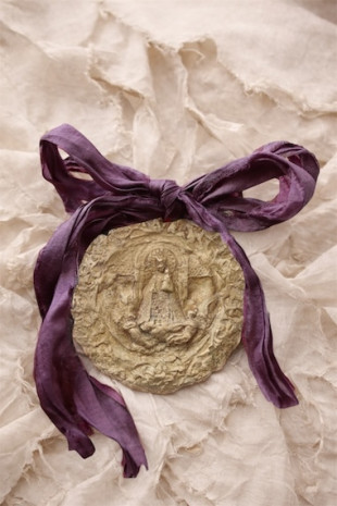 Medallón rústico de la Virgen de los Desamparados para cuna en latón. Hecha artesanalmente en España por Sandra Bellew.