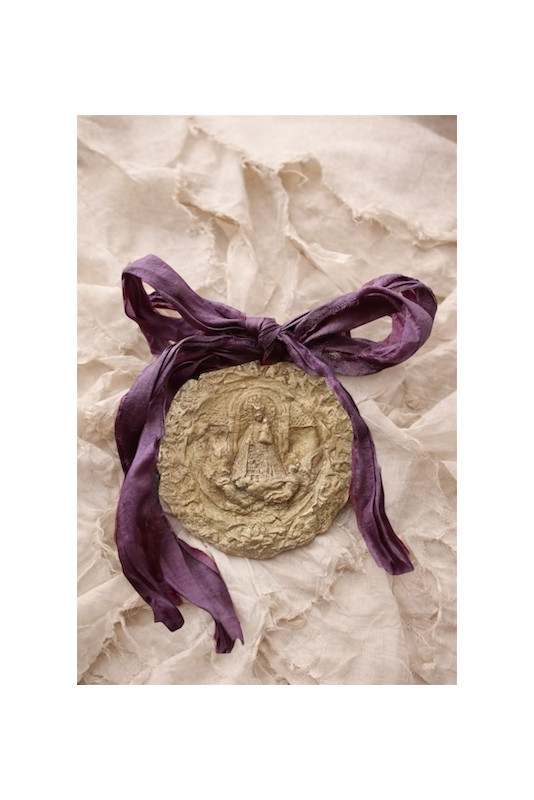 Medallón rústico de la Virgen de los Desamparados para cuna en latón. Hecha artesanalmente en España por Sandra Bellew.