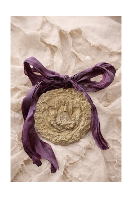 Medallón rústico de la Virgen de los Desamparados para cuna en latón. Hecha artesanalmente en España por Sandra Bellew.