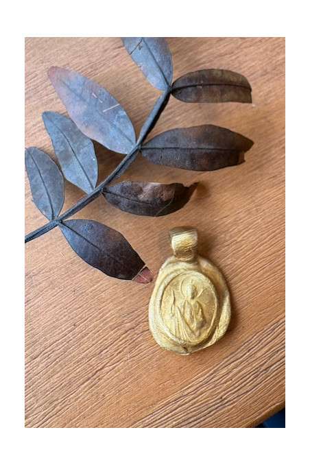 Medalla rústica de San Judas Tadeo en latón. Hecha artesanalmente en España por Sandra Bellew.