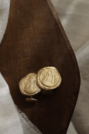 Gemelos rústicos de San José en latón. Hechos artesanalmente en España por Sandra Bellew.