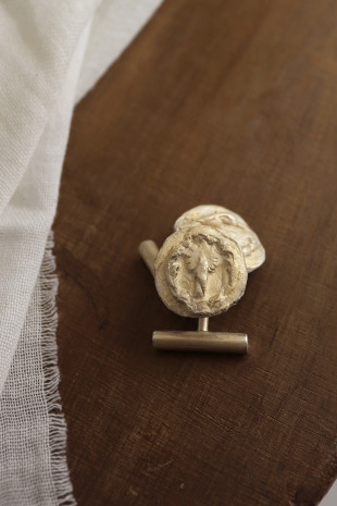 Gemelos rústicos de la Virgen del Pilar en latón. Hechos artesanalmente en España por Sandra Bellew.