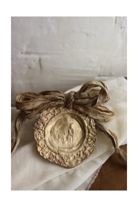 Medalla de cuna rústica de la Virgen de Montserrat en latón. Hecha artesanalmente en España por Sandra Bellew.