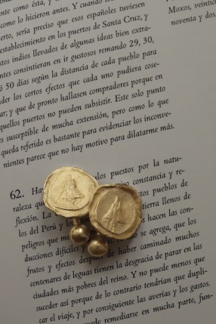 Gemelos rústicos de la Virgen de Covadonga en latón. Hechos artesanalmente en España por Sandra Bellew.